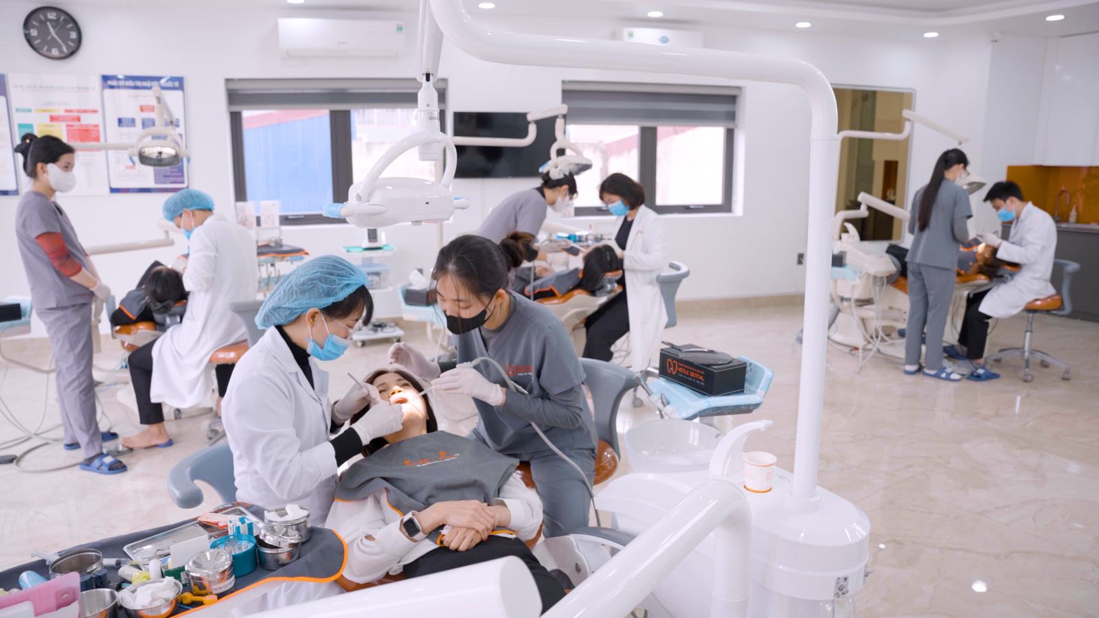 thăm khám với bác sĩ trước khi nhổ răng