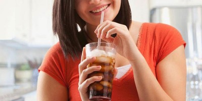 DÙNG ỐNG HÚT – CÓ GIÚP GIẢM ẢNH HƯỞNG CỦA ĐỒ UỐNG LÊN RĂNG? 