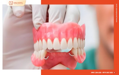 RĂNG GIẢ THÁO LẮP CÓ GÂY KHÓ CHỊU KHÔNG?